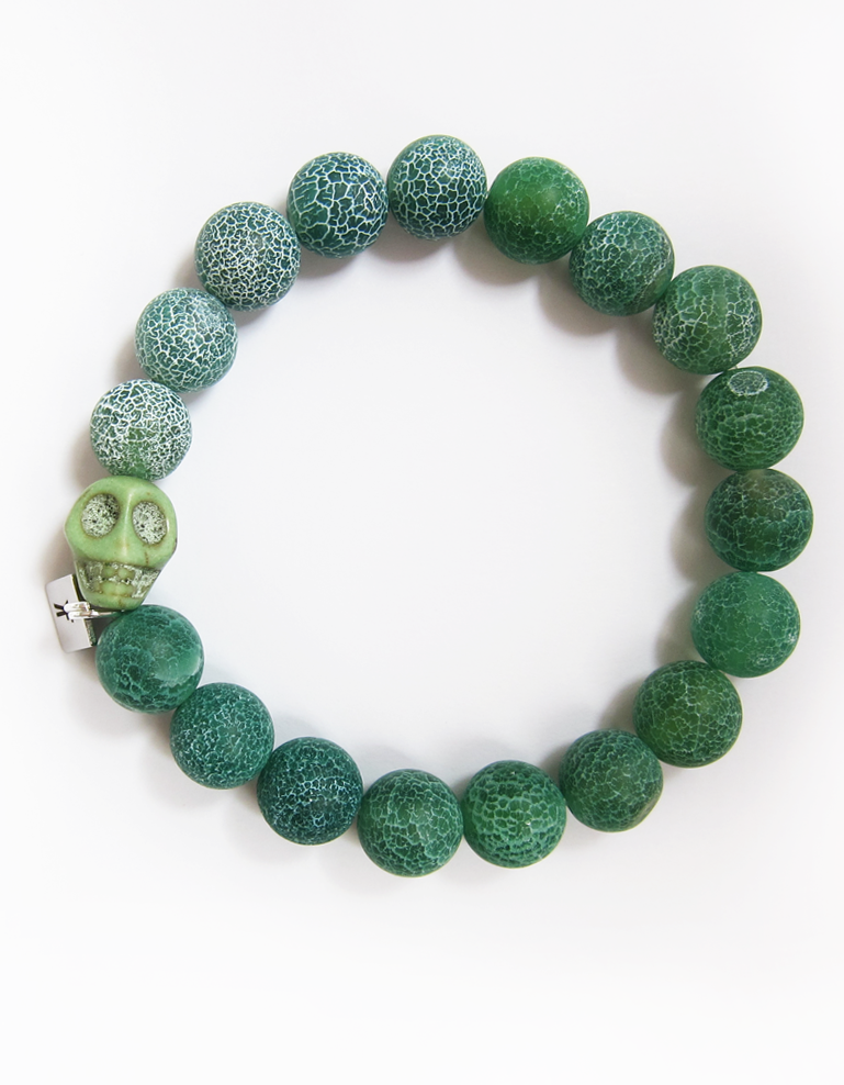 KFarah Bracelet en perles précieuses vert avec breloques en tête de mort. S'adapte à toutes les morphologies grâce à l'élastique.